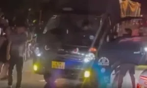 Tài xế ôtô bị tấn công sau va chạm giao thông Tài xế ôtô bị tấn công sau va chạm giao thông