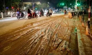 Ngã nhào vì bùn rơi xuống phố ở Hà Nội