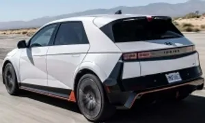 Sếp Porsche 'mở mang tầm mắt' khi lái xe điện Hyundai